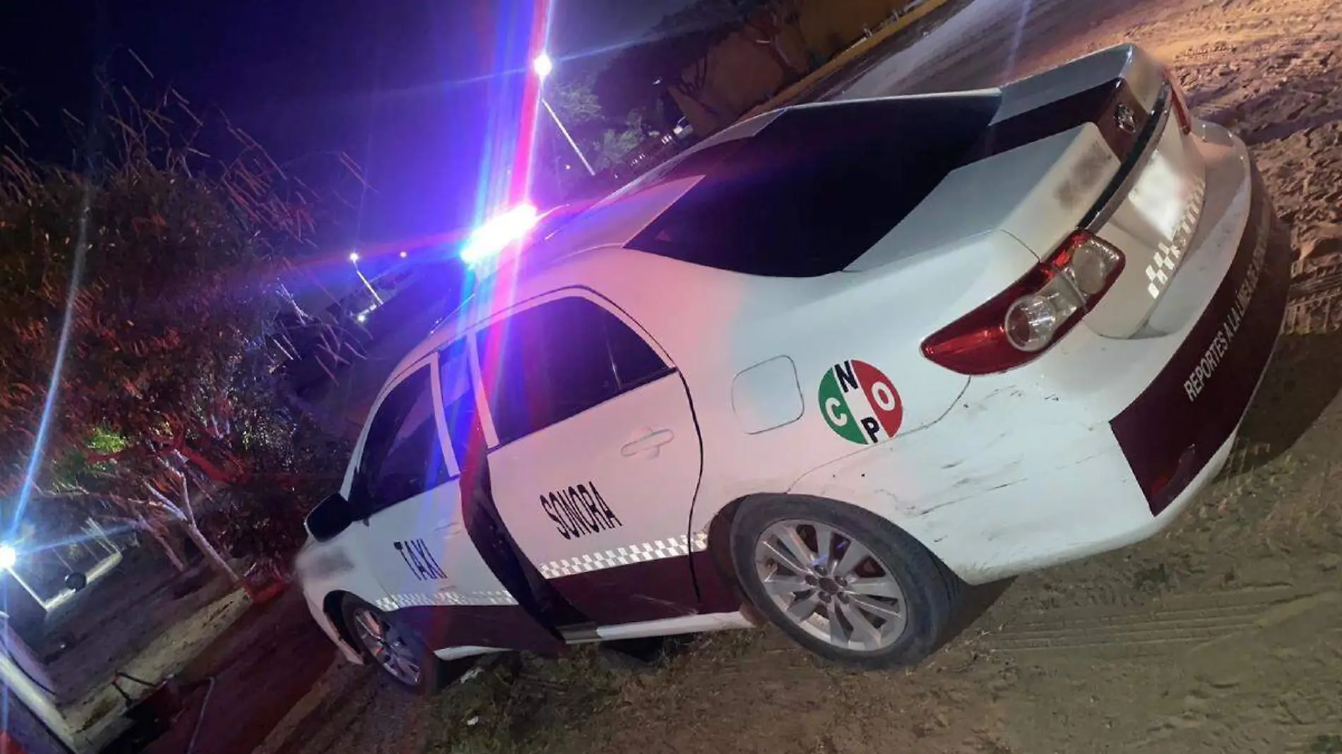 La policía detuvo el taxi Toyota Corolla 2011 que derribara un cerco de malla ciclónica de un domicilio localizado por la avenida Camelias y calle 28, colonia Reforma. No hubo lesionados